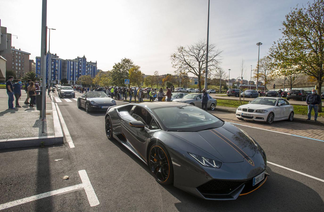 Superdeportivos como Ferraris, Porsches y Lamborghinis recorrieron ayer las principales calles de Santander, desde La Marga hasta el Sardinero. Aunque la intención de la organización era concentrarse en una exhibición, ante el aumento de contagios por covid en las últimas jornadas prefirieron suspenderlo y disolverse tras finalizar el recorrido.