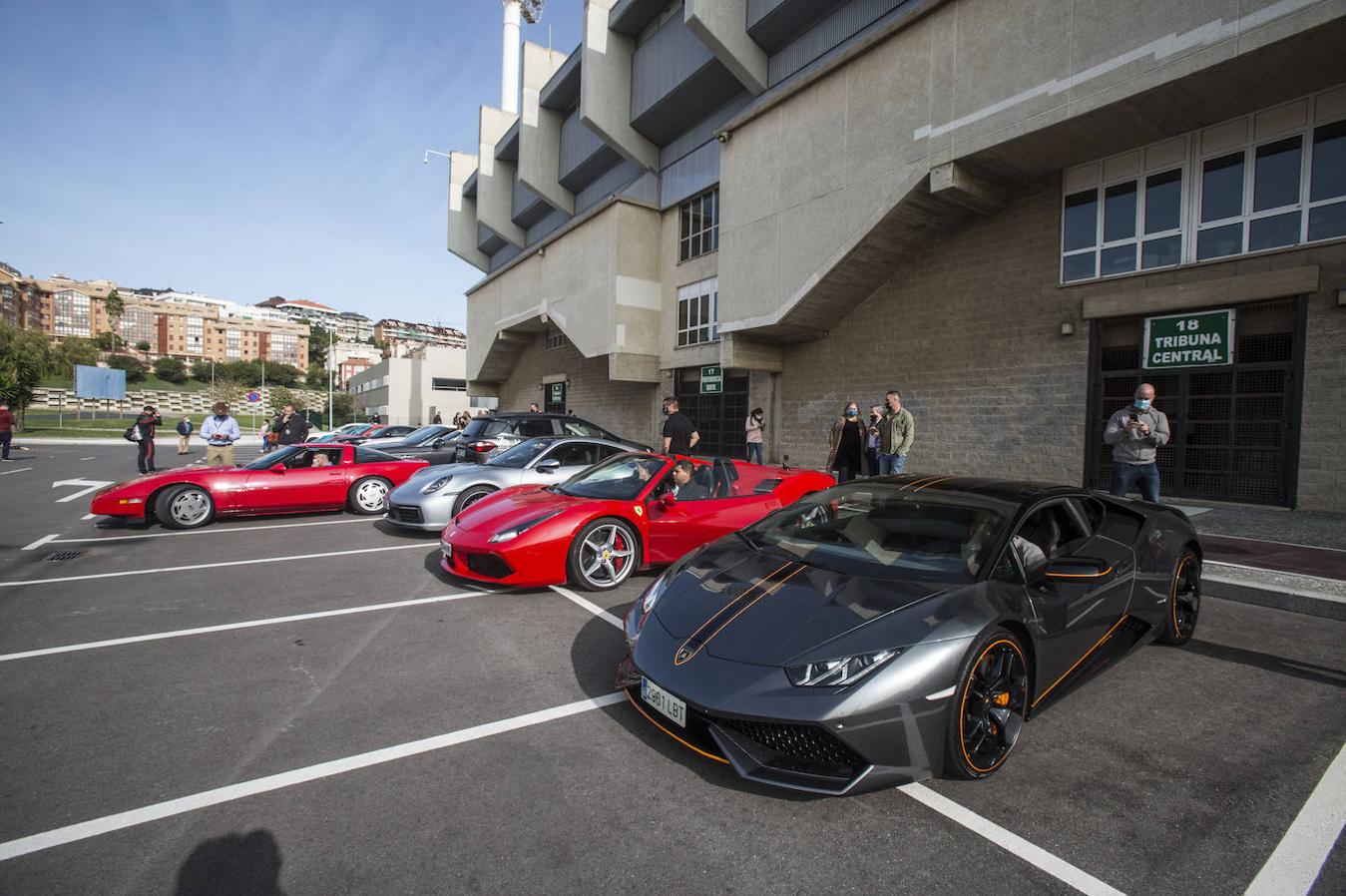 Superdeportivos como Ferraris, Porsches y Lamborghinis recorrieron ayer las principales calles de Santander, desde La Marga hasta el Sardinero. Aunque la intención de la organización era concentrarse en una exhibición, ante el aumento de contagios por covid en las últimas jornadas prefirieron suspenderlo y disolverse tras finalizar el recorrido.