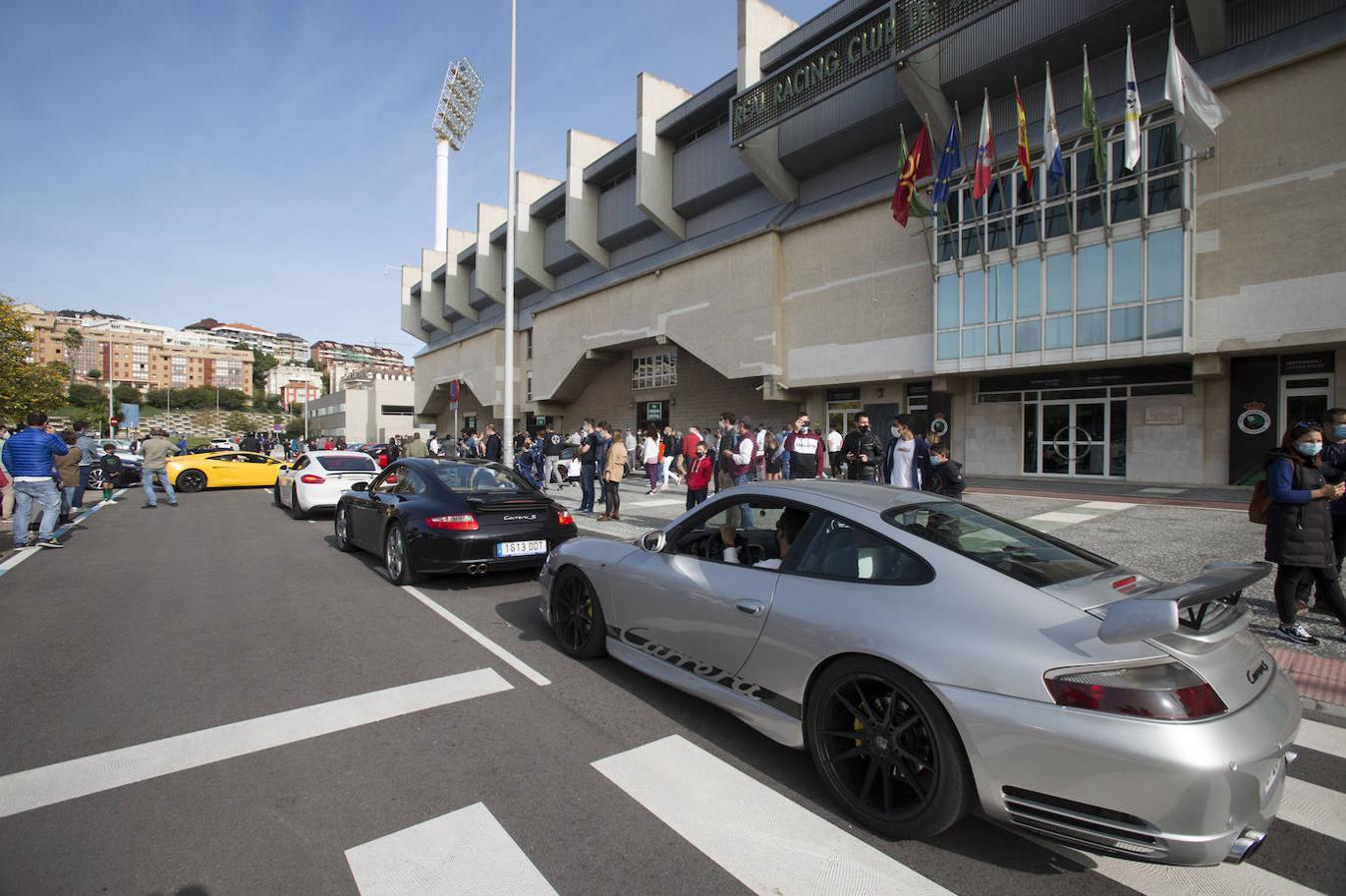 Superdeportivos como Ferraris, Porsches y Lamborghinis recorrieron ayer las principales calles de Santander, desde La Marga hasta el Sardinero. Aunque la intención de la organización era concentrarse en una exhibición, ante el aumento de contagios por covid en las últimas jornadas prefirieron suspenderlo y disolverse tras finalizar el recorrido.