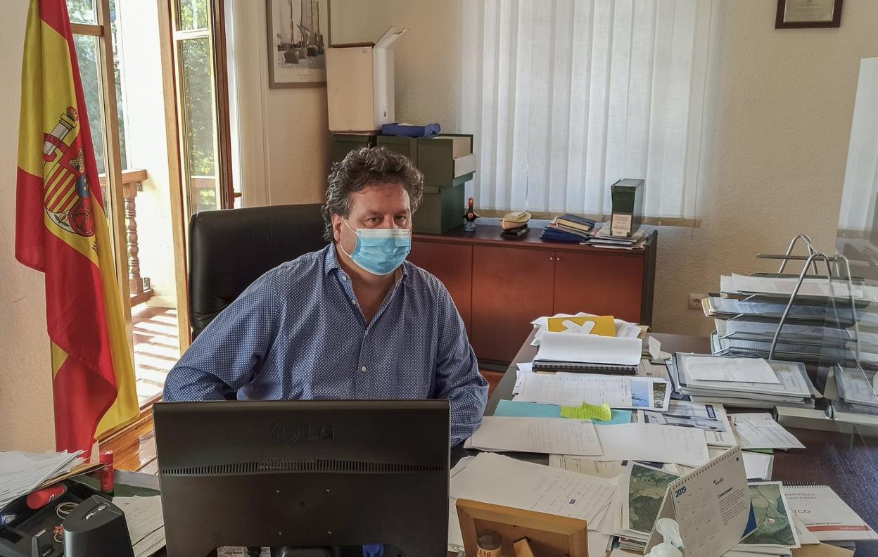 El alcalde de Santa María de Cayón, Gastón Gómez, ayer, en su despacho del Ayuntamiento. 