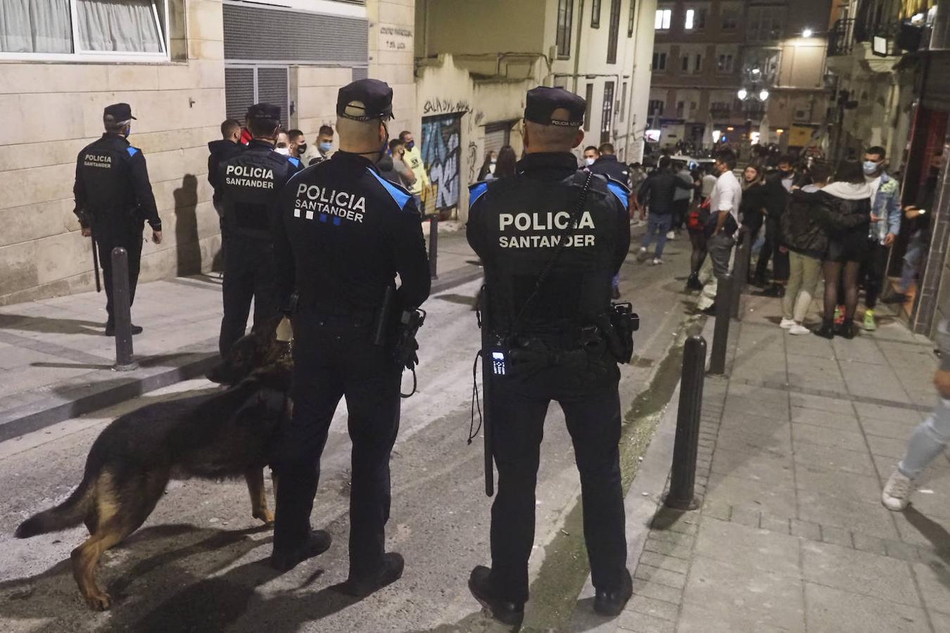 La Sección de Horario Especial de la Policía Local de Santander denuncia botellones y evita aglomeraciones tras el cierre de bares