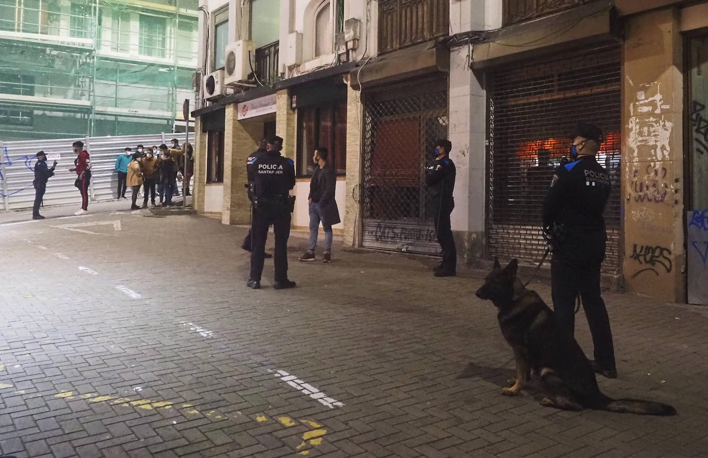 La Sección de Horario Especial de la Policía Local de Santander denuncia botellones y evita aglomeraciones tras el cierre de bares