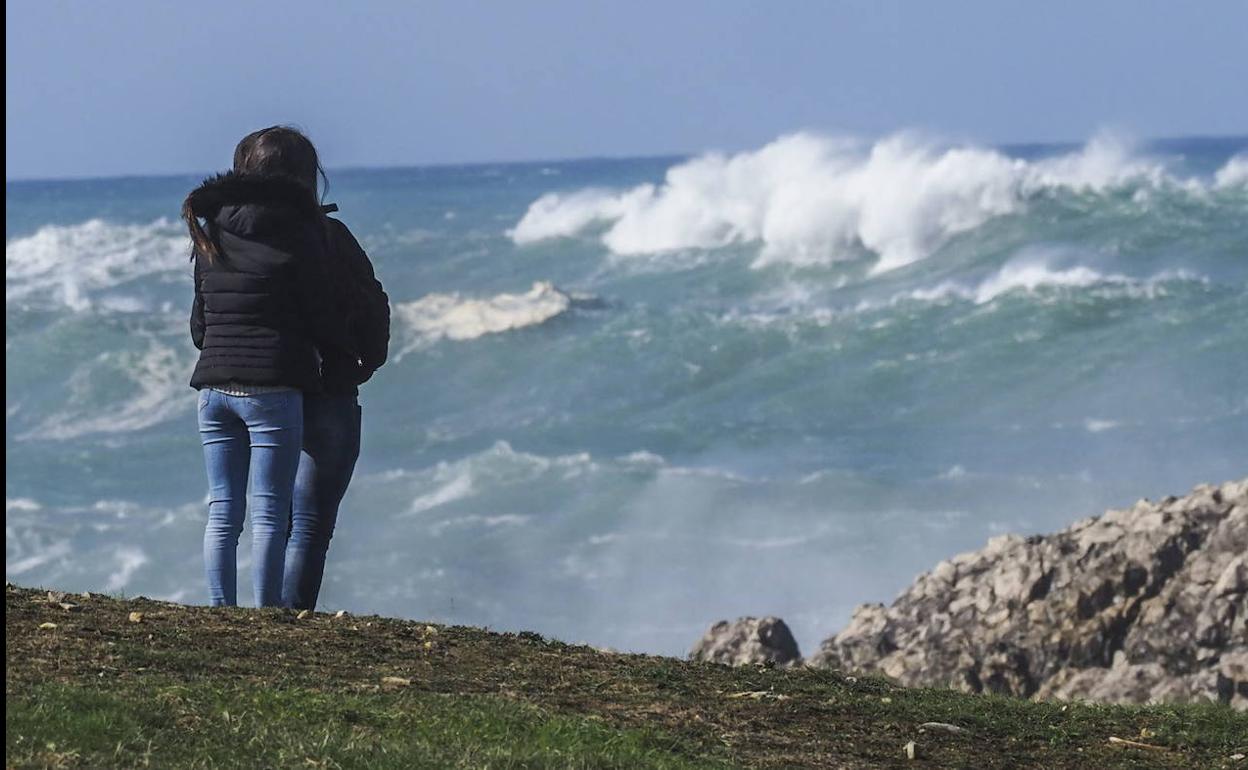 Santander mantendrá el dispositivo especial por alerta naranja en la costa este lunes