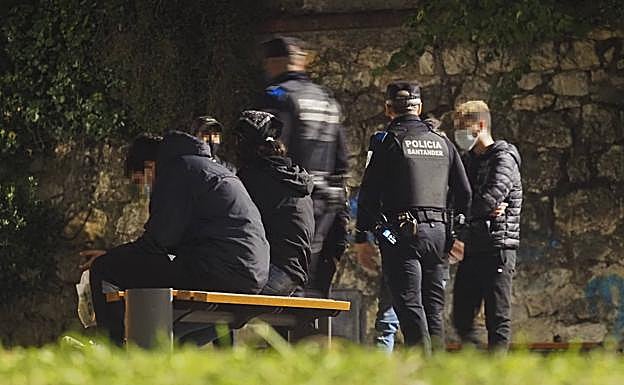Galería. Dos agentes de la Sección de Horario Especial de Santander, el viernes, mientras identifican a un grupo de jóvenes en el Parque Las Carolinas.