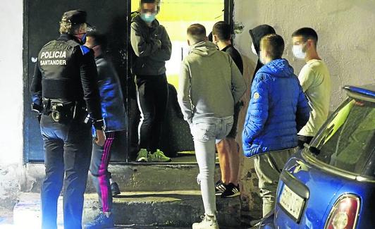La Policía Local registra un local en Santander en la noche del viernes.