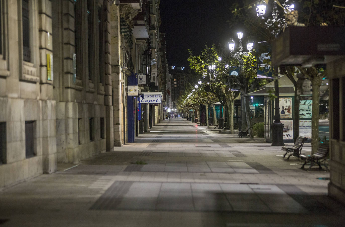 Bares cerrados, calles sin gente, sin coches siquiera... La ciudad se vacía en un domingo por la noche especialmente desierto por las nuevas restricciones y el estado de alarma.