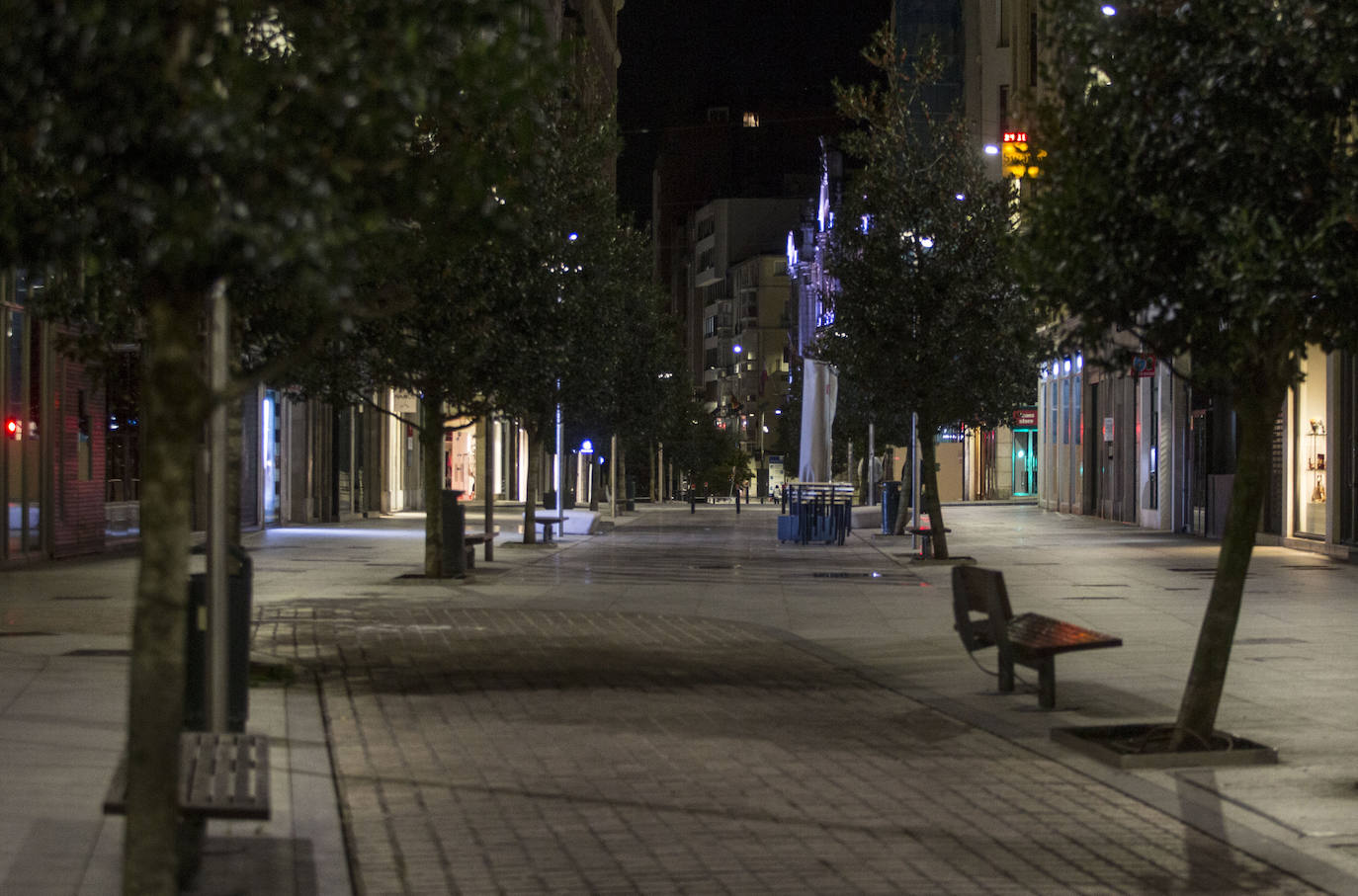 Bares cerrados, calles sin gente, sin coches siquiera... La ciudad se vacía en un domingo por la noche especialmente desierto por las nuevas restricciones y el estado de alarma.