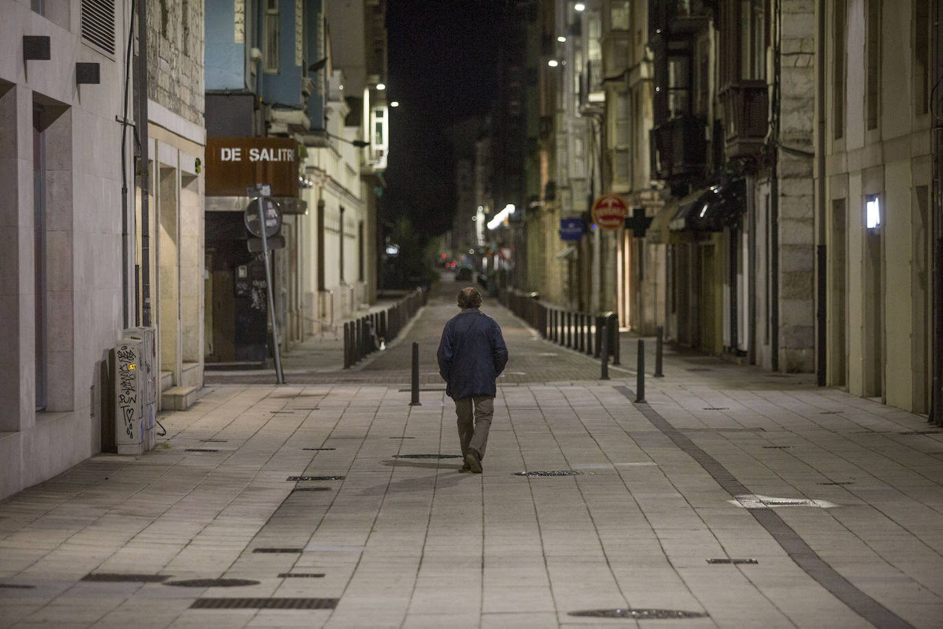 Bares cerrados, calles sin gente, sin coches siquiera... La ciudad se vacía en un domingo por la noche especialmente desierto por las nuevas restricciones y el estado de alarma.