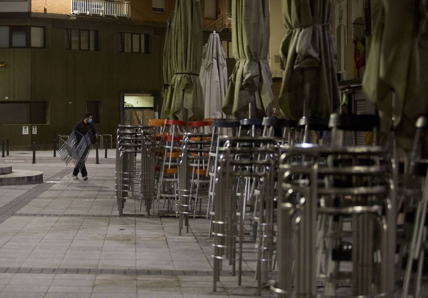 Bares cerrados, calles sin gente, sin coches siquiera... La ciudad se vacía en un domingo por la noche especialmente desierto por las nuevas restricciones y el estado de alarma.