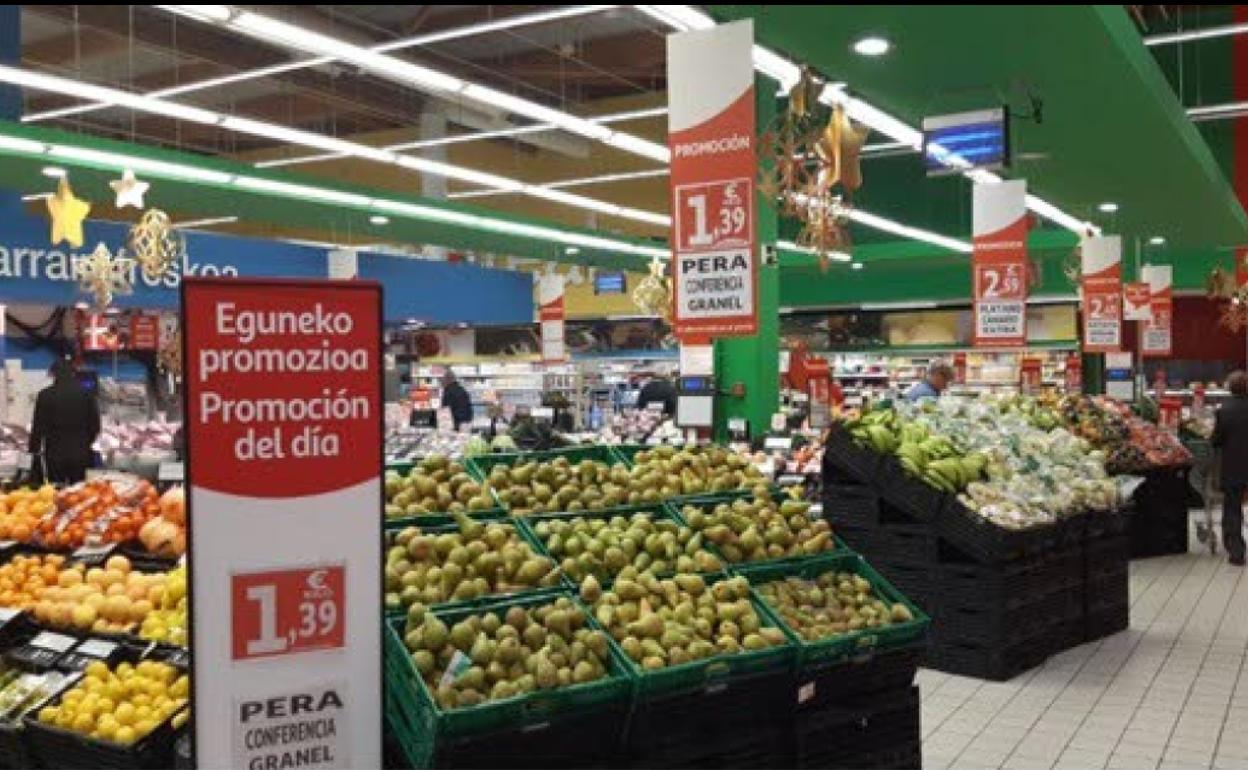 Interior de un supermercado Alcampo en Bilbao.