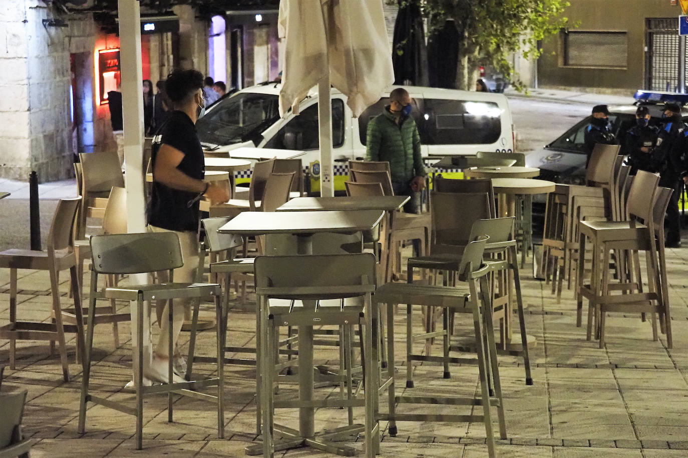 Decenas de trabajadores y empresarios de hostelería protestaron el sábado por la noche en la Plaza de Cañadío con carteles de 'se vende' y las linternas de sus móviles. También colocaron velas frente a la sede del Gobierno regional.