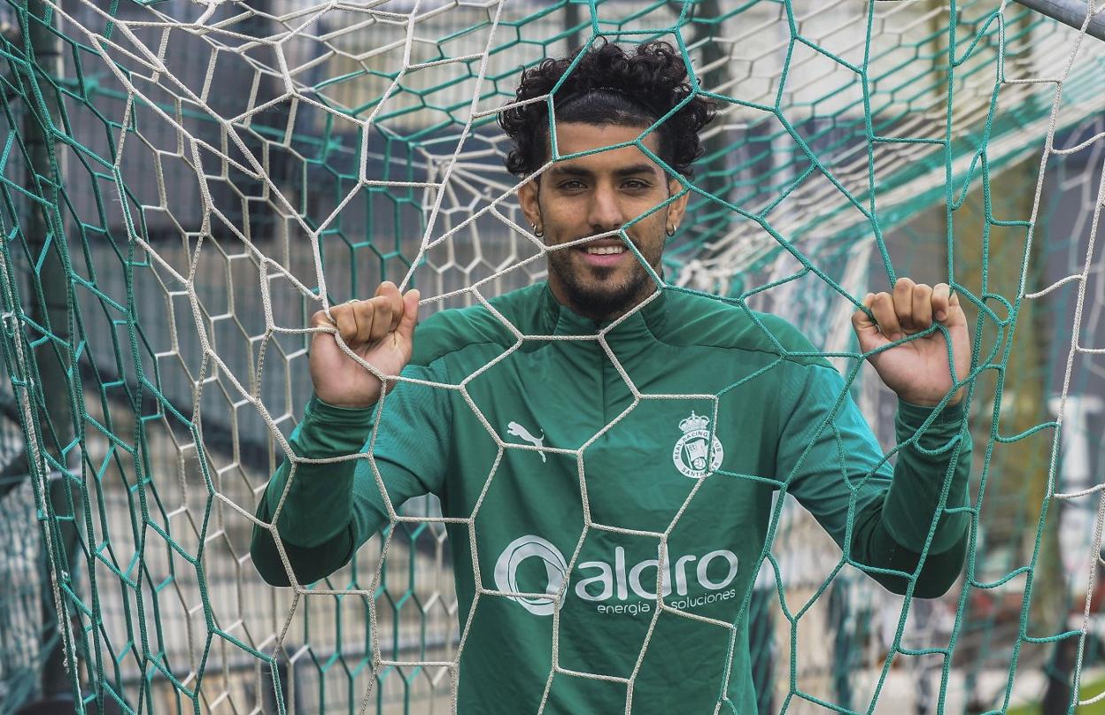 Adrián Balboa posa sonriente en una de las porterías de La Albericia, ayer, al acabar el entrenamiento. 