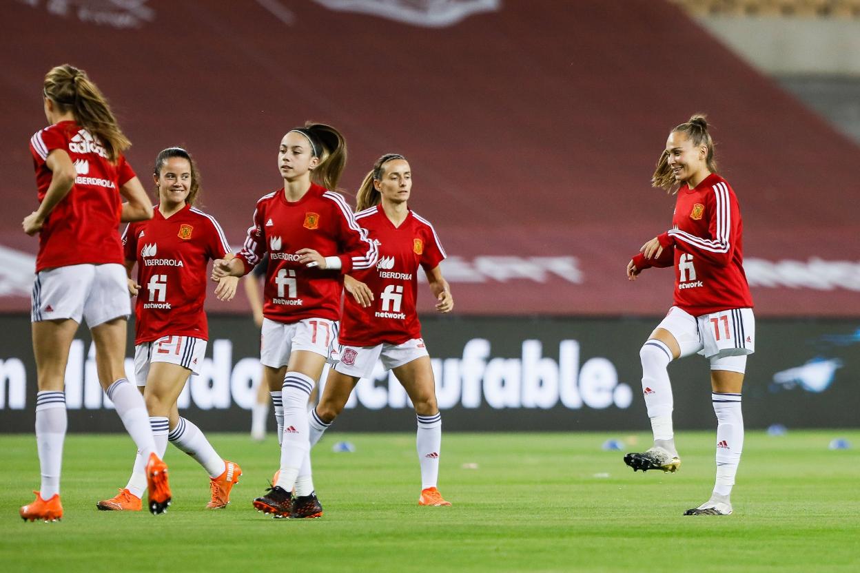 Las jugadoras de la selección Nerea Eizagirre (segunda por la izquierda), Athenea del Castillo, Alexia Putellas e Irene Guerrero.