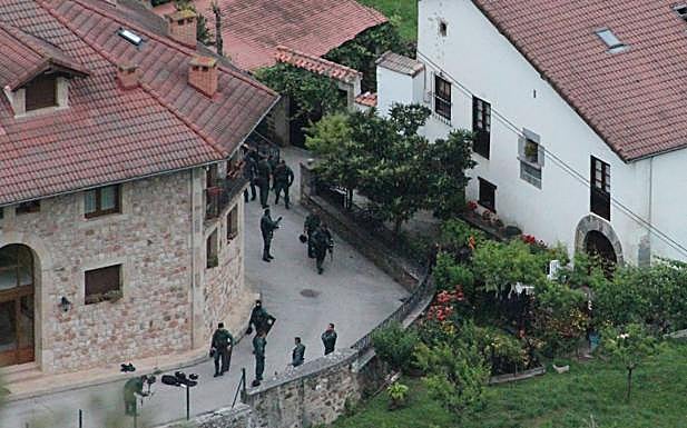 Numerosos guardias civiles rodearon la casa de Luciano José Simón durante días.