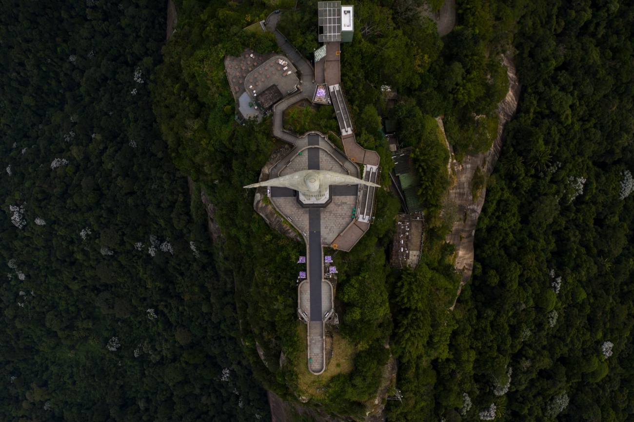 El fotógrafo brasileño Brenno Carvalho es el autor de esta imagen insólita del Cristo Redentor de Río de Janeiro durante la pandemia de SARs-COV-2.