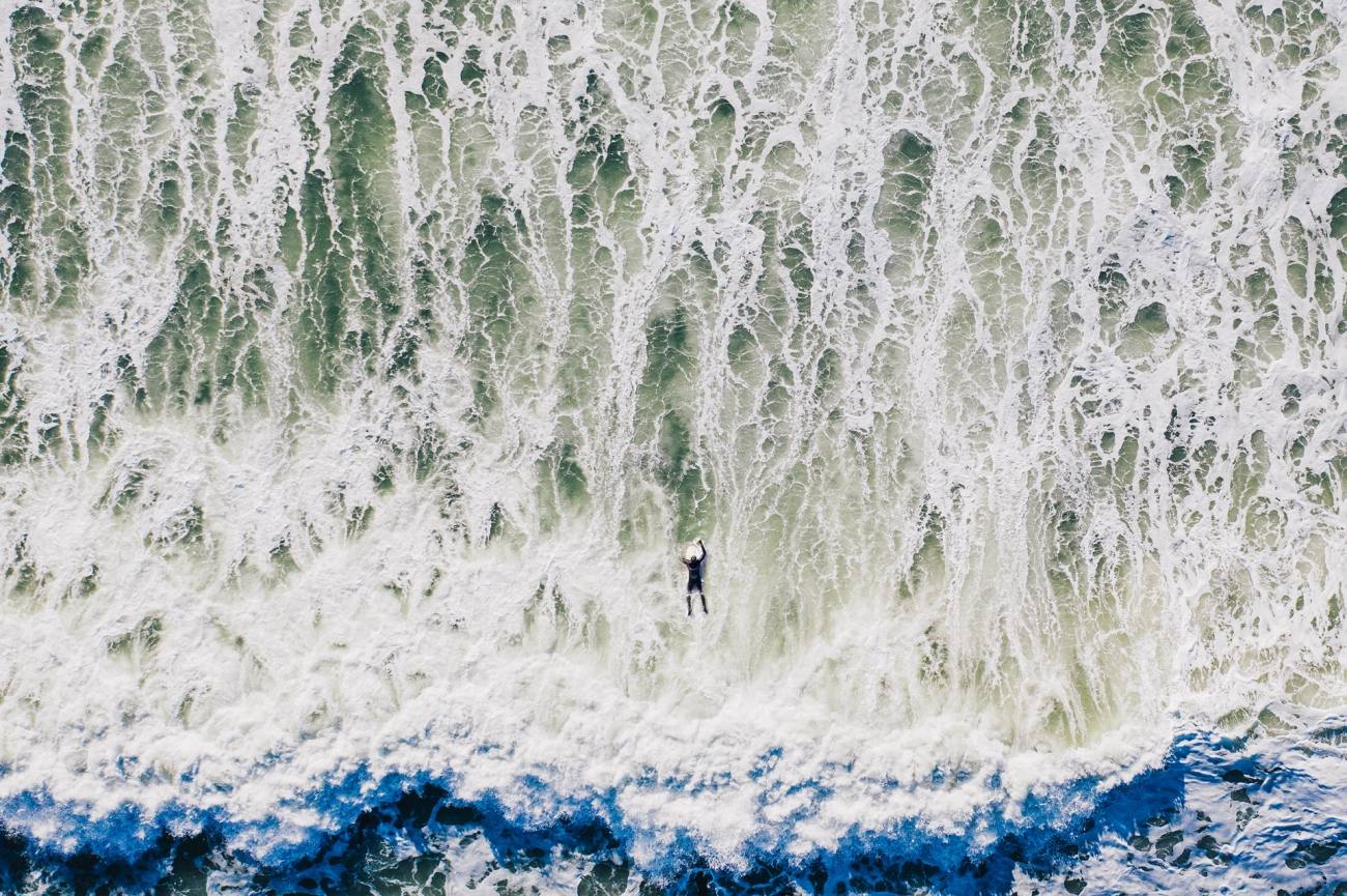 En esta imagen de Davide Lopresti un surfista intenta coger una ola.