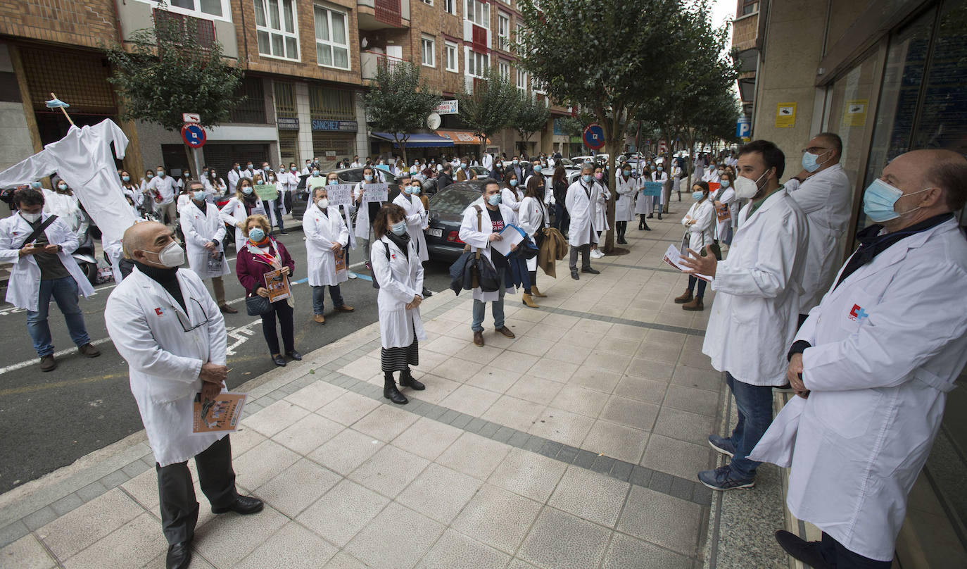 Unos 300 profesionales se ha concentrado este martes ante la sede de la Consejería de Sanidad, coincidiendo con la jornada de huelga de médicos convocada a nivel nacional, para expresar su rechazo al real decreto que permite contratar profesionales sin especialidad y para reclamar un «Pacto por la Sanidad de todos y para todos».