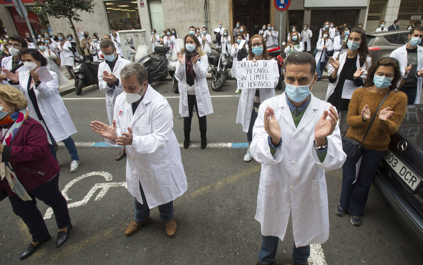 Unos 300 profesionales se ha concentrado este martes ante la sede de la Consejería de Sanidad, coincidiendo con la jornada de huelga de médicos convocada a nivel nacional, para expresar su rechazo al real decreto que permite contratar profesionales sin especialidad y para reclamar un «Pacto por la Sanidad de todos y para todos».