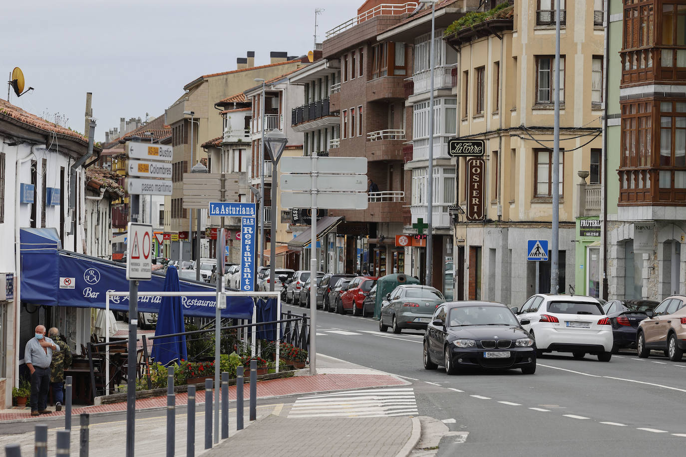 Los vecinos de Unquera sufren las limitaciones que provoca el confinamiento de Asturias desde este miércoles.