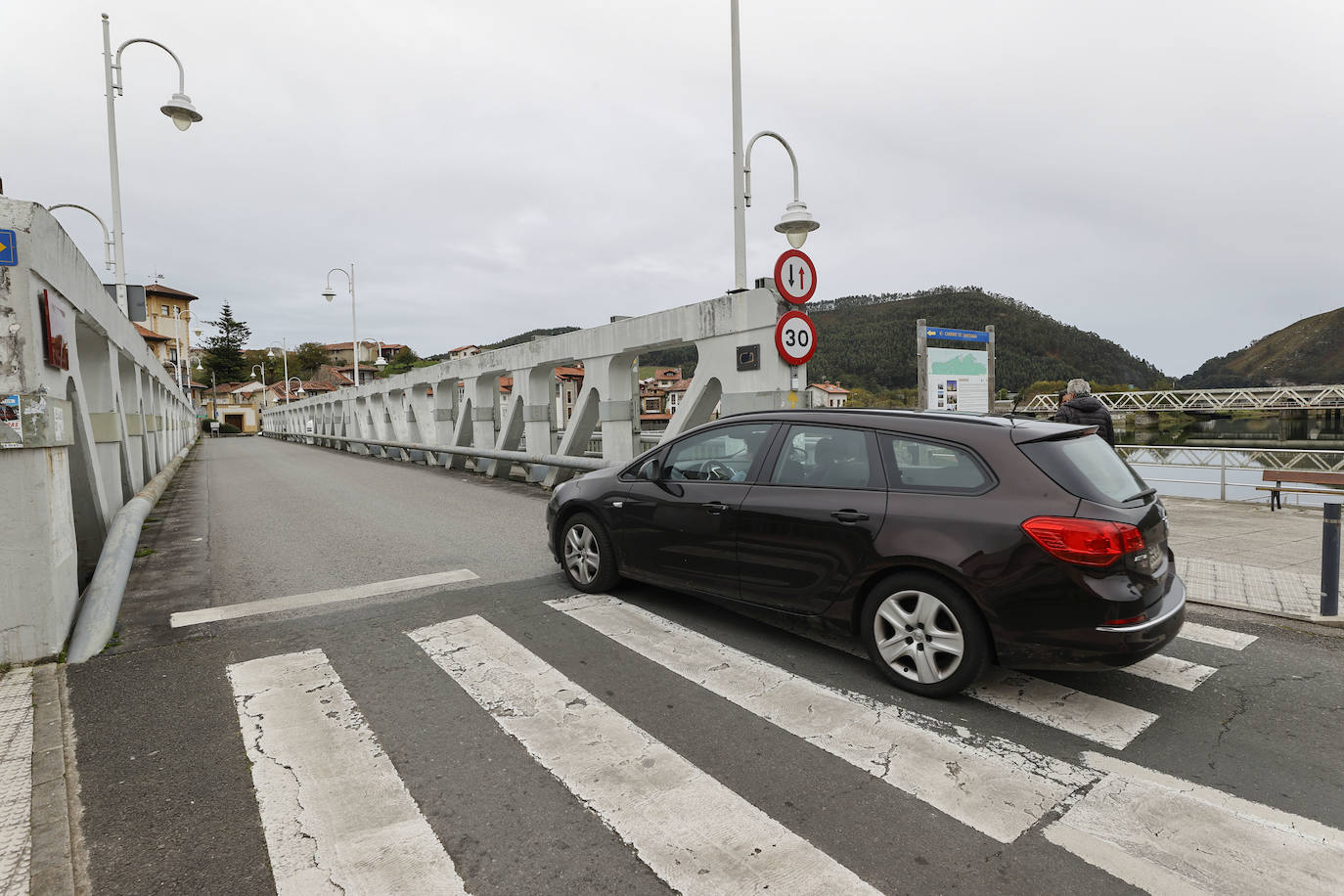 Los vecinos de Unquera sufren las limitaciones que provoca el confinamiento de Asturias desde este miércoles.