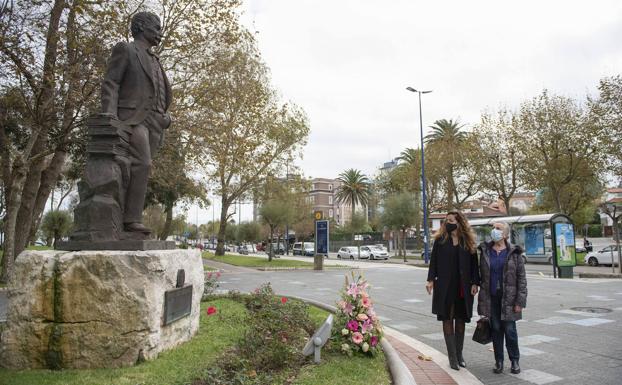 Imagen de la ofrenda floral ante la estatuta de Pérez Galdos, en el Sardinero.