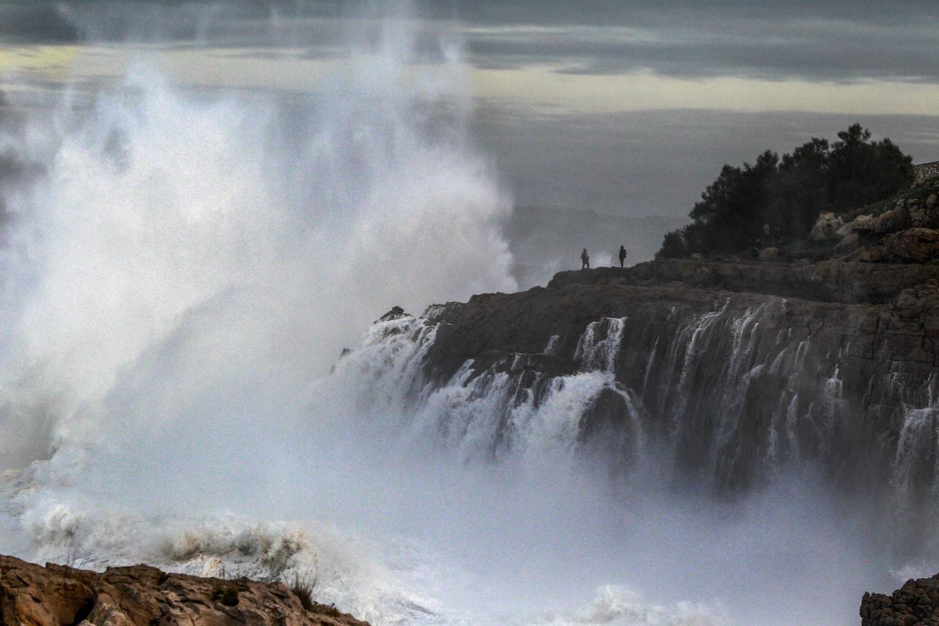 Cantabria mantiene activado el Plan Territorial de Emergencias de Protección Civil en fase de preemergencia y situación de alerta por el temporal marítimo que se vive en el litoral con motivo de una profunda borrasca en el Atlántico Norte.