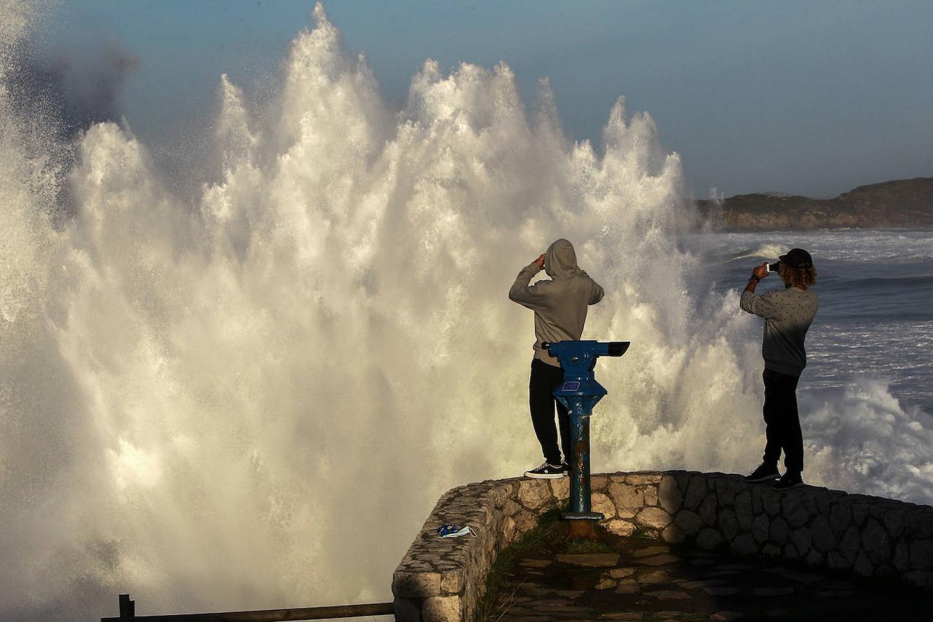 Cantabria mantiene activado el Plan Territorial de Emergencias de Protección Civil en fase de preemergencia y situación de alerta por el temporal marítimo que se vive en el litoral con motivo de una profunda borrasca en el Atlántico Norte.