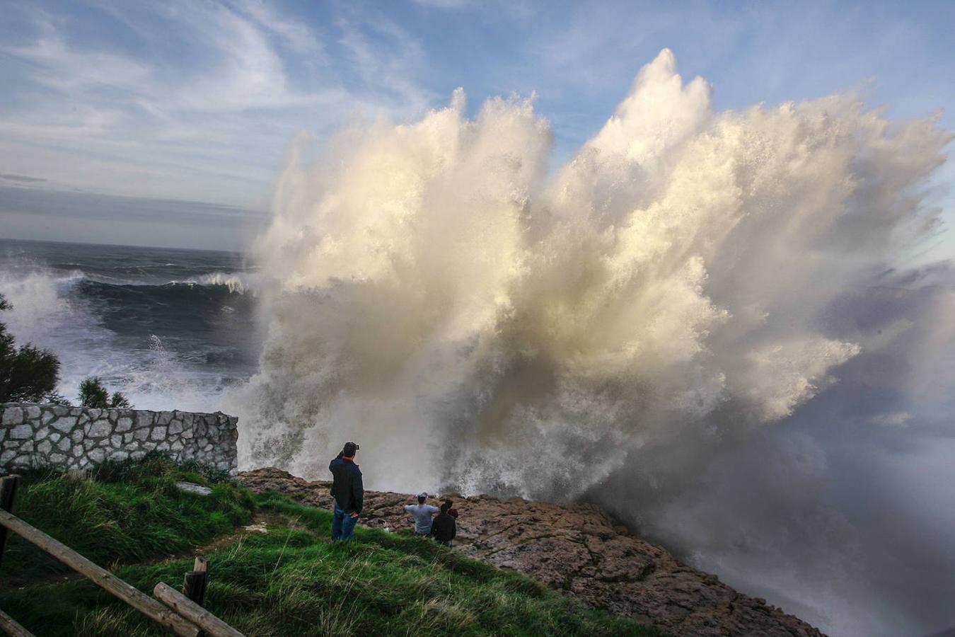 Cantabria mantiene activado el Plan Territorial de Emergencias de Protección Civil en fase de preemergencia y situación de alerta por el temporal marítimo que se vive en el litoral con motivo de una profunda borrasca en el Atlántico Norte.