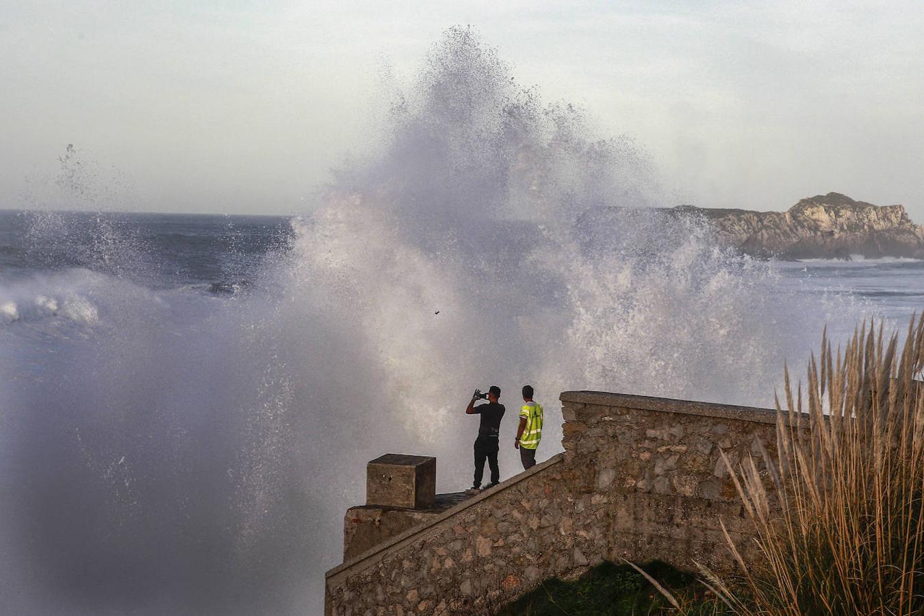 Cantabria mantiene activado el Plan Territorial de Emergencias de Protección Civil en fase de preemergencia y situación de alerta por el temporal marítimo que se vive en el litoral con motivo de una profunda borrasca en el Atlántico Norte.