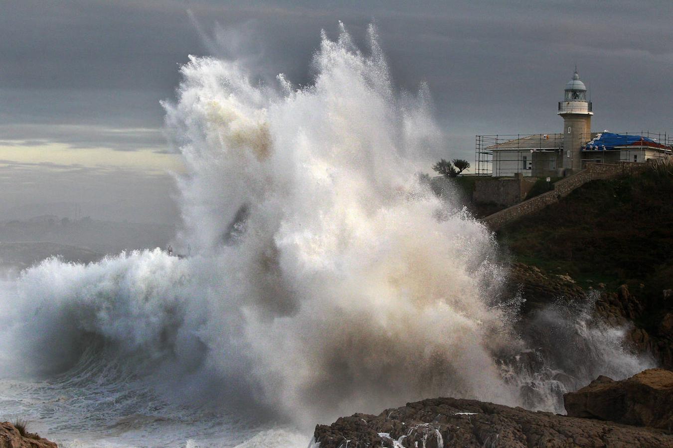 Cantabria mantiene activado el Plan Territorial de Emergencias de Protección Civil en fase de preemergencia y situación de alerta por el temporal marítimo que se vive en el litoral con motivo de una profunda borrasca en el Atlántico Norte.