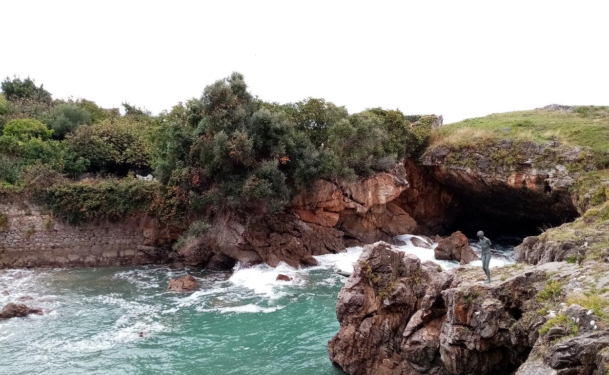 El oleaje irrumpe en El Pedregal. 