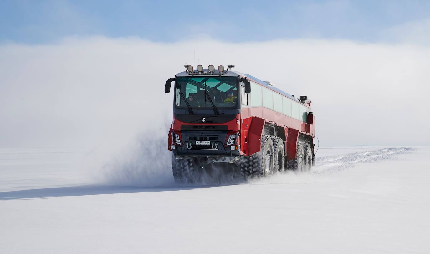 En vez de realizar un esfuerzo titánico para recorrer a pie el segundo glaciar más grande de Islandia, que todas las previsiones apuntan a que desaparecerá para finales de siglo, una compañía islandesa ha ideado un autobús para que los turistas lo visiten cómodamente sentados. El 'bus del glaciar' pintado en rojo tiene 15 metros de largo y cuenta con enormes ruedas que se agarran en la nieve en polvo por los 844 km2 de la capa de hielo del Langjokull. Los especialistas creen que el hielo más viejo de este glaciar, formado hace unos 2.500 años, tiene 500 años.