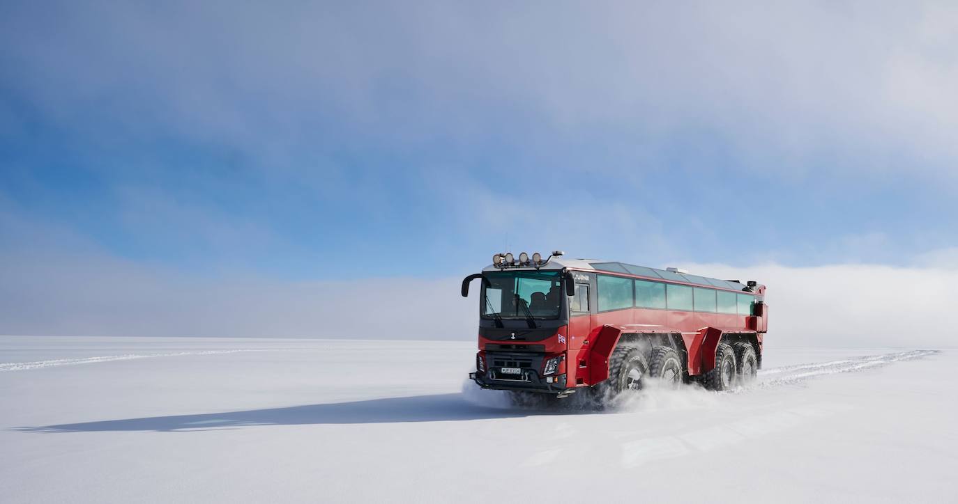 En vez de realizar un esfuerzo titánico para recorrer a pie el segundo glaciar más grande de Islandia, que todas las previsiones apuntan a que desaparecerá para finales de siglo, una compañía islandesa ha ideado un autobús para que los turistas lo visiten cómodamente sentados. El 'bus del glaciar' pintado en rojo tiene 15 metros de largo y cuenta con enormes ruedas que se agarran en la nieve en polvo por los 844 km2 de la capa de hielo del Langjokull. Los especialistas creen que el hielo más viejo de este glaciar, formado hace unos 2.500 años, tiene 500 años.