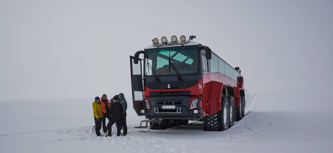 En vez de realizar un esfuerzo titánico para recorrer a pie el segundo glaciar más grande de Islandia, que todas las previsiones apuntan a que desaparecerá para finales de siglo, una compañía islandesa ha ideado un autobús para que los turistas lo visiten cómodamente sentados. El 'bus del glaciar' pintado en rojo tiene 15 metros de largo y cuenta con enormes ruedas que se agarran en la nieve en polvo por los 844 km2 de la capa de hielo del Langjokull. Los especialistas creen que el hielo más viejo de este glaciar, formado hace unos 2.500 años, tiene 500 años.