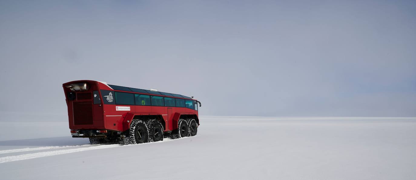 En vez de realizar un esfuerzo titánico para recorrer a pie el segundo glaciar más grande de Islandia, que todas las previsiones apuntan a que desaparecerá para finales de siglo, una compañía islandesa ha ideado un autobús para que los turistas lo visiten cómodamente sentados. El 'bus del glaciar' pintado en rojo tiene 15 metros de largo y cuenta con enormes ruedas que se agarran en la nieve en polvo por los 844 km2 de la capa de hielo del Langjokull. Los especialistas creen que el hielo más viejo de este glaciar, formado hace unos 2.500 años, tiene 500 años.