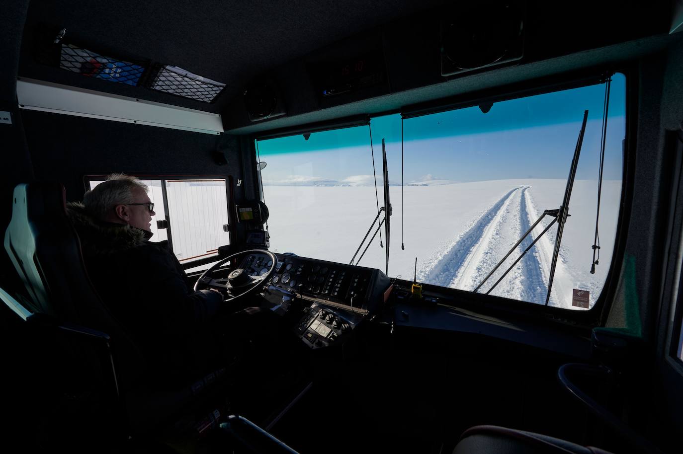 En vez de realizar un esfuerzo titánico para recorrer a pie el segundo glaciar más grande de Islandia, que todas las previsiones apuntan a que desaparecerá para finales de siglo, una compañía islandesa ha ideado un autobús para que los turistas lo visiten cómodamente sentados. El 'bus del glaciar' pintado en rojo tiene 15 metros de largo y cuenta con enormes ruedas que se agarran en la nieve en polvo por los 844 km2 de la capa de hielo del Langjokull. Los especialistas creen que el hielo más viejo de este glaciar, formado hace unos 2.500 años, tiene 500 años.