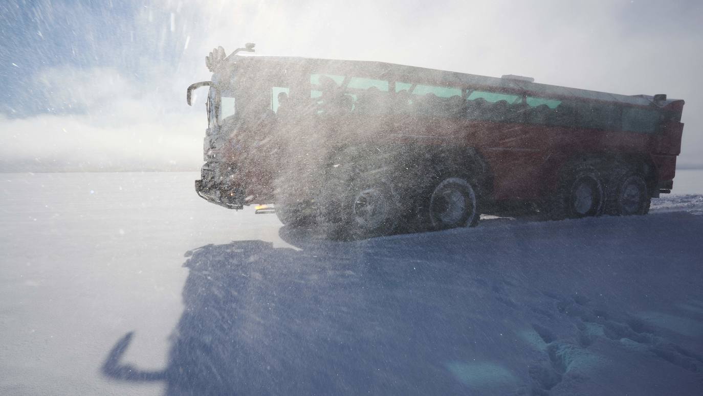 En vez de realizar un esfuerzo titánico para recorrer a pie el segundo glaciar más grande de Islandia, que todas las previsiones apuntan a que desaparecerá para finales de siglo, una compañía islandesa ha ideado un autobús para que los turistas lo visiten cómodamente sentados. El 'bus del glaciar' pintado en rojo tiene 15 metros de largo y cuenta con enormes ruedas que se agarran en la nieve en polvo por los 844 km2 de la capa de hielo del Langjokull. Los especialistas creen que el hielo más viejo de este glaciar, formado hace unos 2.500 años, tiene 500 años.