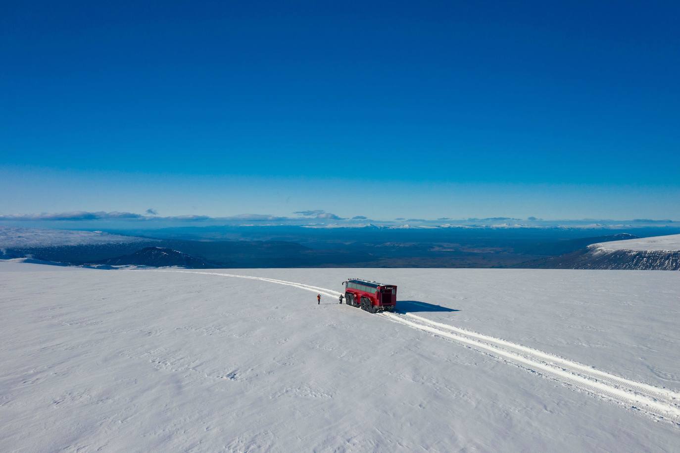 En vez de realizar un esfuerzo titánico para recorrer a pie el segundo glaciar más grande de Islandia, que todas las previsiones apuntan a que desaparecerá para finales de siglo, una compañía islandesa ha ideado un autobús para que los turistas lo visiten cómodamente sentados. El 'bus del glaciar' pintado en rojo tiene 15 metros de largo y cuenta con enormes ruedas que se agarran en la nieve en polvo por los 844 km2 de la capa de hielo del Langjokull. Los especialistas creen que el hielo más viejo de este glaciar, formado hace unos 2.500 años, tiene 500 años.