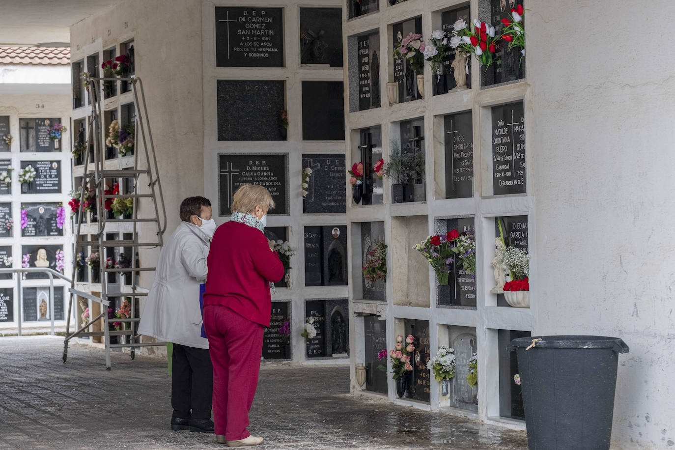 En el cementerio de Santander «no se va a controlar» el aforo, pero sí que «habrá ocho vigilantes de seguridad para revisar que no haya grupos de más de seis personas y que no instalen sillas». El horario será de 08.00 a 18.00 horas y es obligatorio el uso de mascarillas.