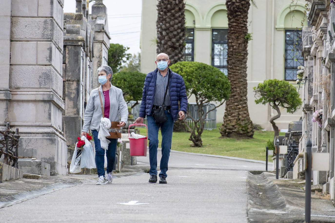 En el cementerio de Santander «no se va a controlar» el aforo, pero sí que «habrá ocho vigilantes de seguridad para revisar que no haya grupos de más de seis personas y que no instalen sillas». El horario será de 08.00 a 18.00 horas y es obligatorio el uso de mascarillas.