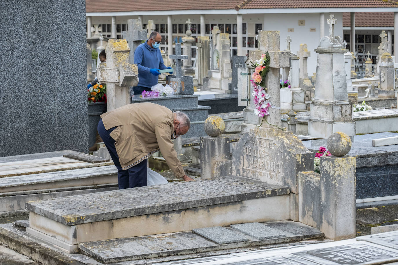 En el cementerio de Santander «no se va a controlar» el aforo, pero sí que «habrá ocho vigilantes de seguridad para revisar que no haya grupos de más de seis personas y que no instalen sillas». El horario será de 08.00 a 18.00 horas y es obligatorio el uso de mascarillas.