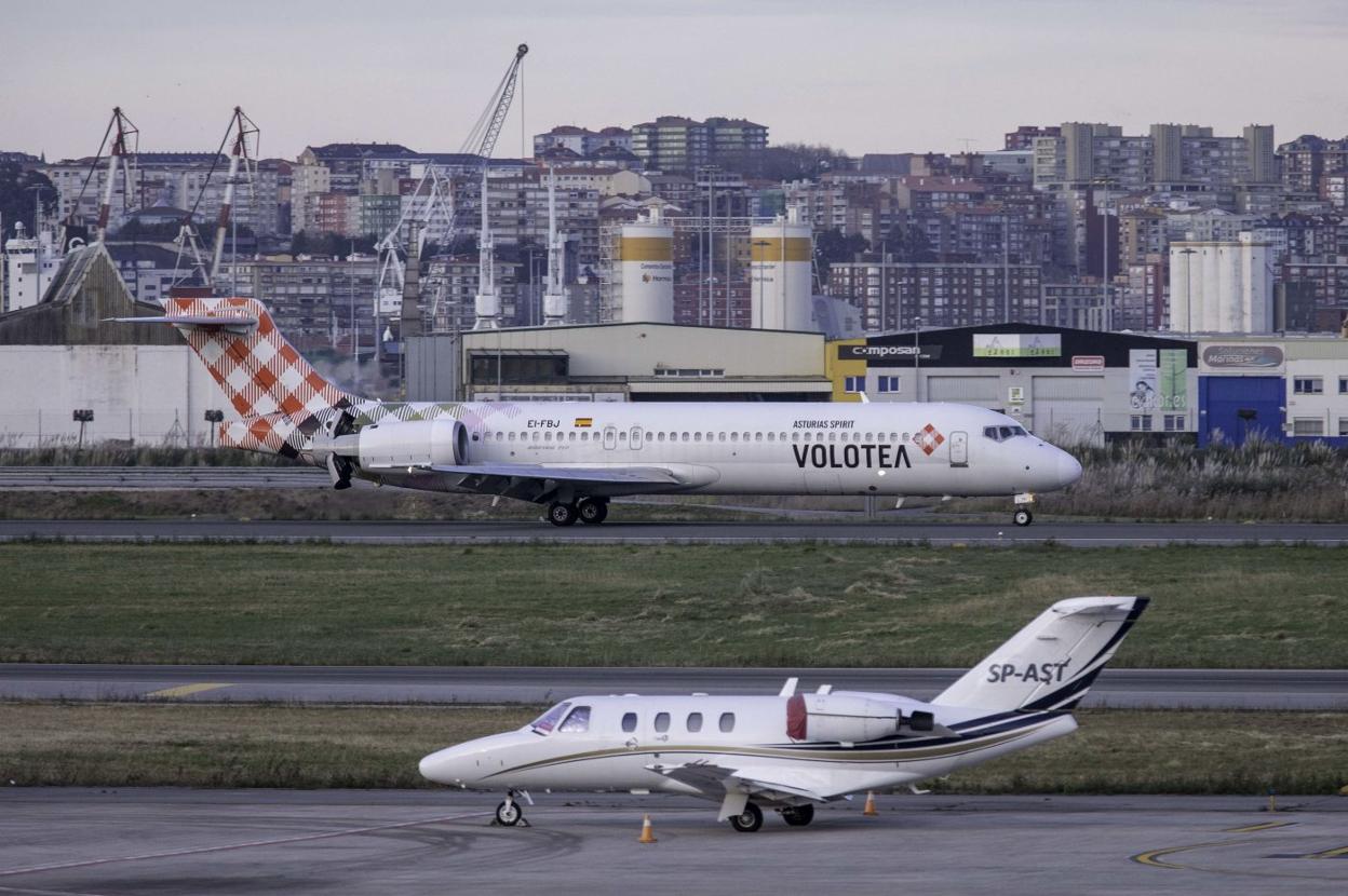 Un aparato de Volotea, en la pista del Seve Ballesteros.