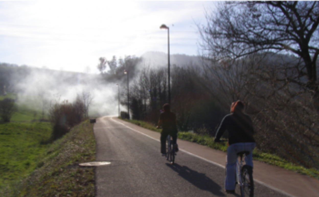 Ciclistas en la senda de Castañeda