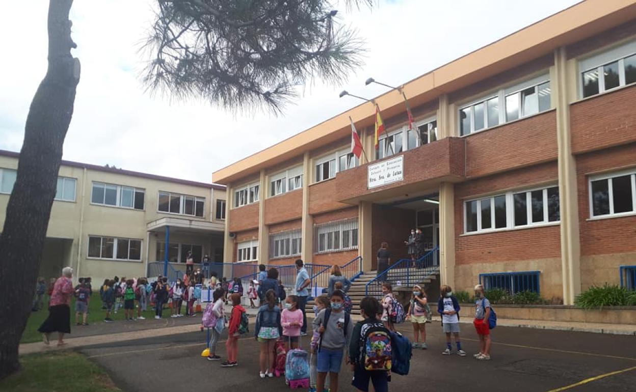 Entrada al colegio de los alumnos de Nuestra Señora de Latas divididos en grupos burbuja 