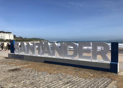 Imagen secundaria 1 - Olas gigantes tumban el aerogenerador flotante y el letrero de cemento de &#039;Santander ciudad&#039; en El Sardinero