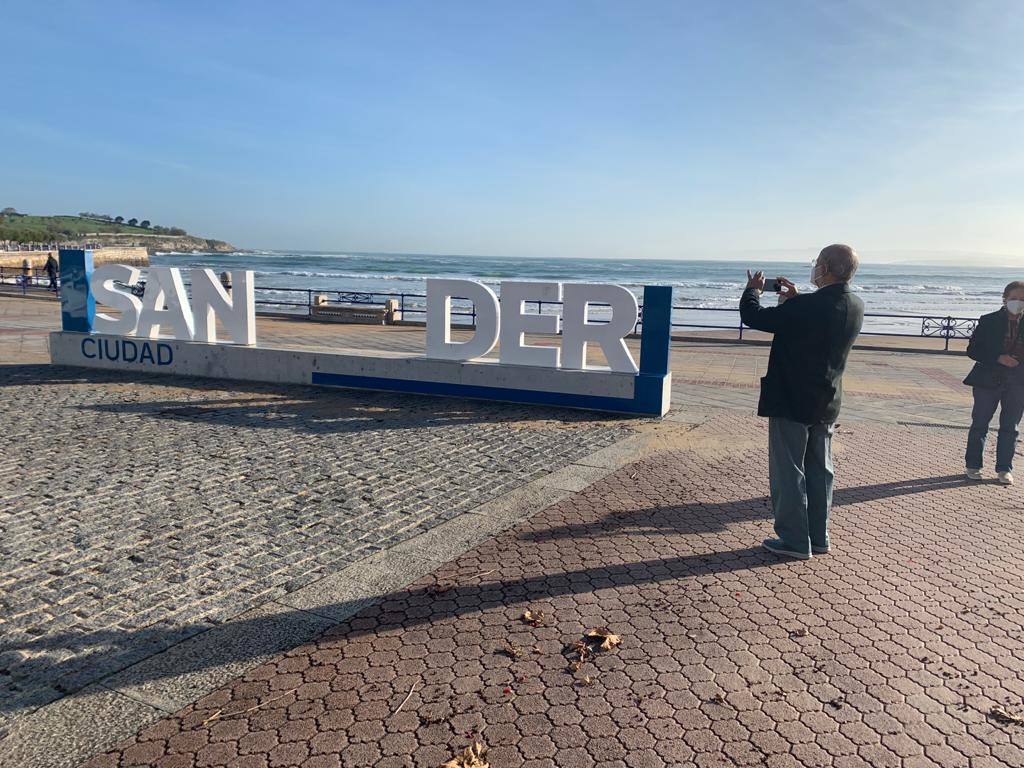 Esta noche las olas han alcanzado los 8,75 metros en el Abra de El Sardinero provocando daños en el paseo marítimo. El mar tumbó varias letras del letrero de 'Santander', causó destrozos en locales situados en primera línea y tumbó el prototipo de aerogenerador flotante.