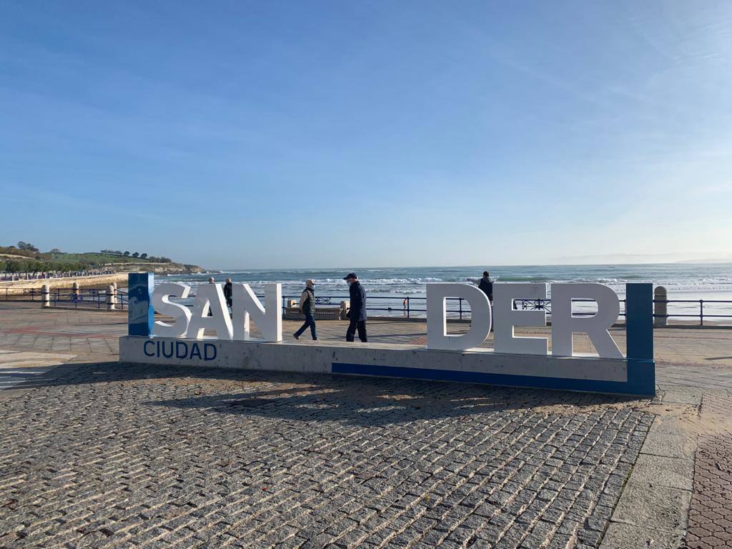 Esta noche las olas han alcanzado los 8,75 metros en el Abra de El Sardinero provocando daños en el paseo marítimo. El mar tumbó varias letras del letrero de 'Santander', causó destrozos en locales situados en primera línea y tumbó el prototipo de aerogenerador flotante.