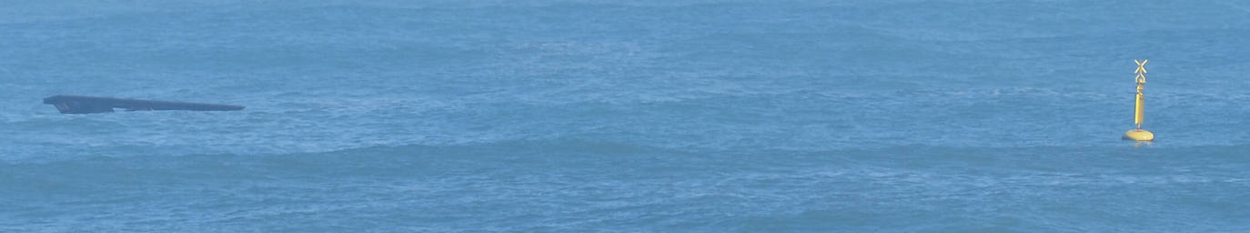 Esta noche las olas han alcanzado los 8,75 metros en el Abra de El Sardinero provocando daños en el paseo marítimo. El mar tumbó varias letras del letrero de 'Santander', causó destrozos en locales situados en primera línea y tumbó el prototipo de aerogenerador flotante.