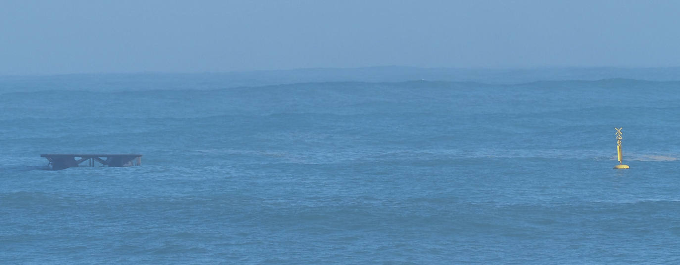 Esta noche las olas han alcanzado los 8,75 metros en el Abra de El Sardinero provocando daños en el paseo marítimo. El mar tumbó varias letras del letrero de 'Santander', causó destrozos en locales situados en primera línea y tumbó el prototipo de aerogenerador flotante.