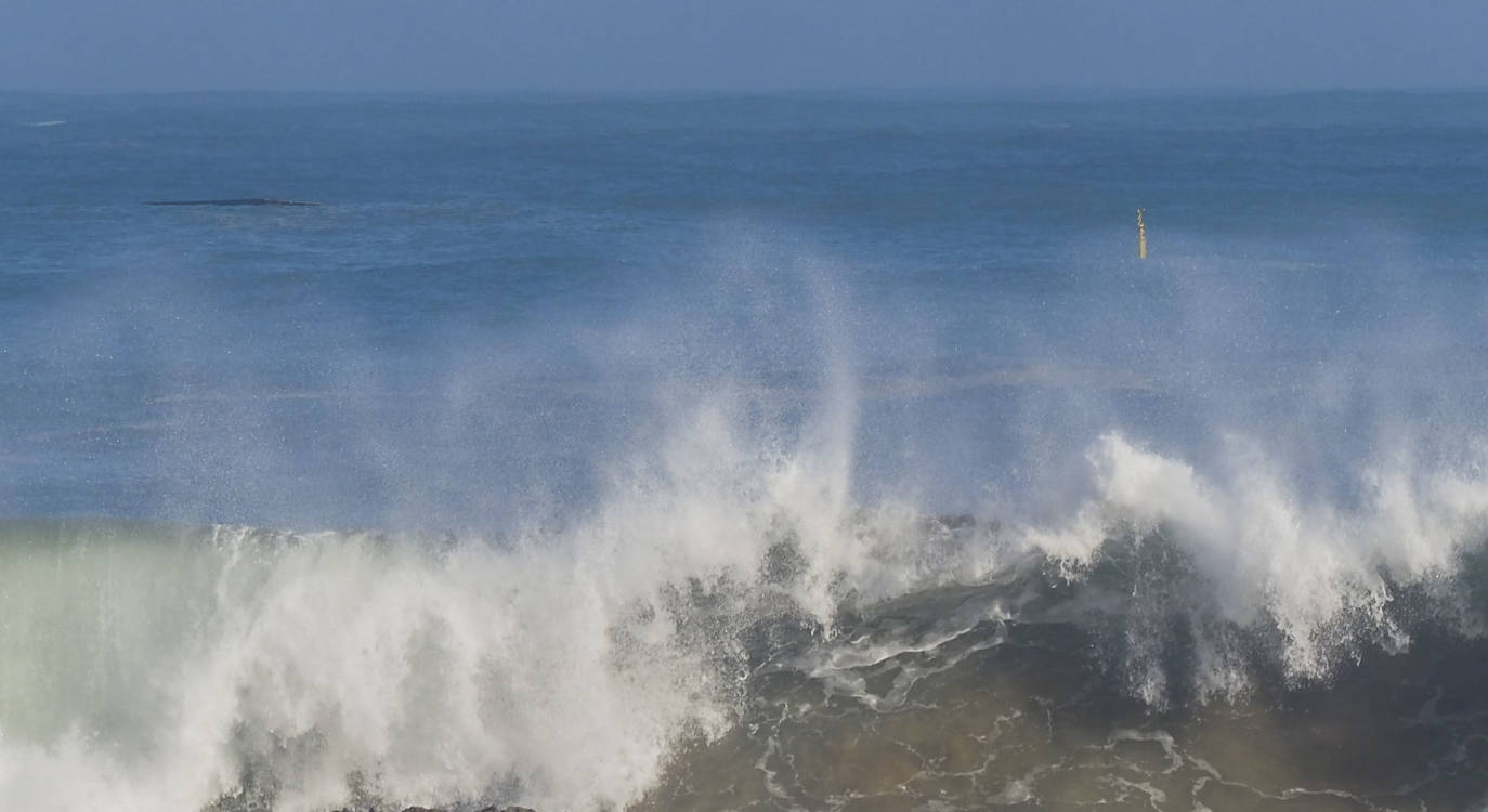 Esta noche las olas han alcanzado los 8,75 metros en el Abra de El Sardinero provocando daños en el paseo marítimo. El mar tumbó varias letras del letrero de 'Santander', causó destrozos en locales situados en primera línea y tumbó el prototipo de aerogenerador flotante.